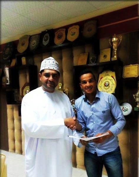 خالد العرسلاوي بعد الامضاء مع الظفار العماني 