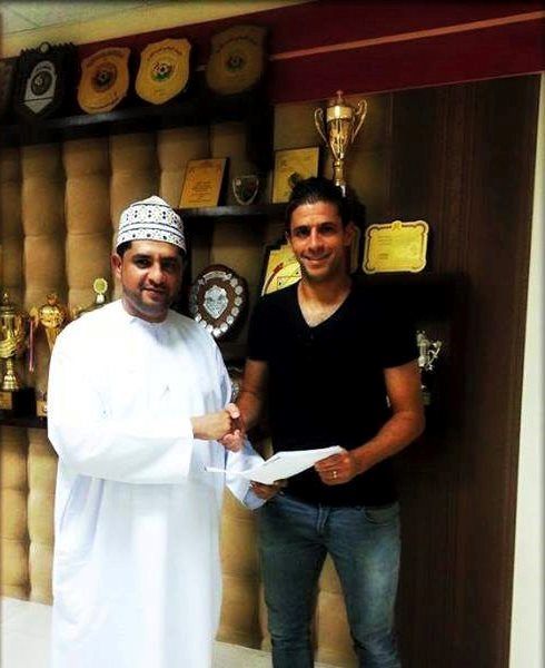 العربي جابر بعد الامضاء مع الظفار العماني