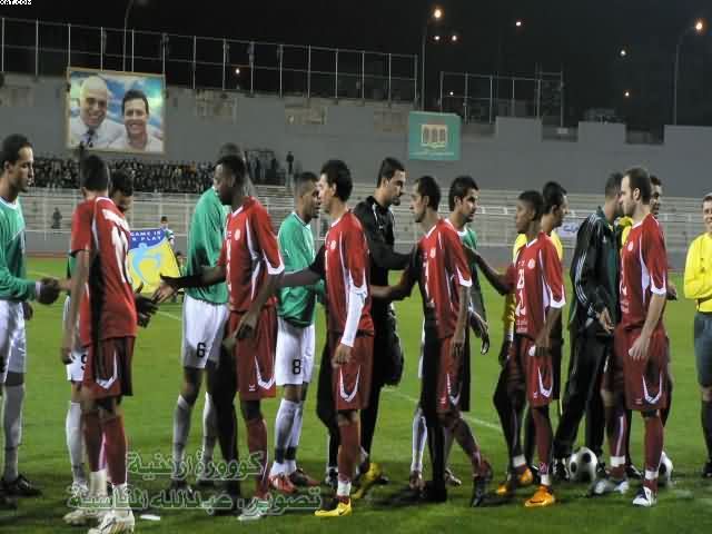 تصافح لاعبي كلا الفريقين قبل المباراة 