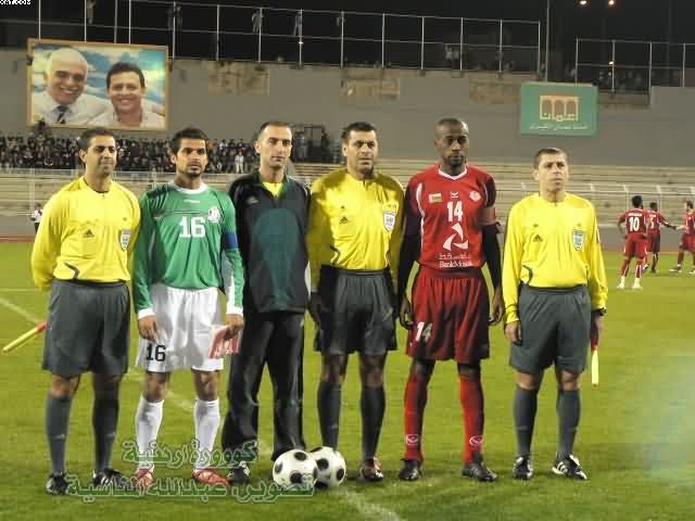 طاقم التحكيم اللبناني إلى جانب قائدي الفريقين