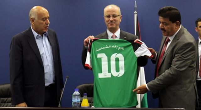 وفد الشجاعية يهدي رئيس الحكومة قميص النادي 