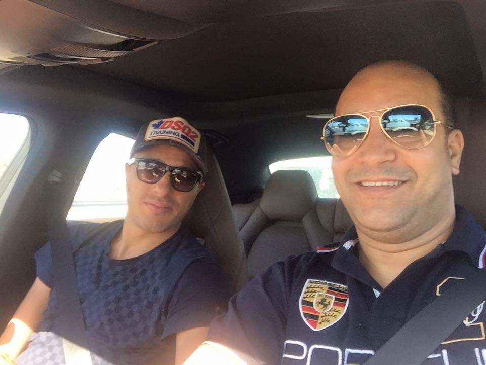 احمد العكايشي صحبة وكيل اعماله في اتجاه مدينة سوسة لامضاء العقد