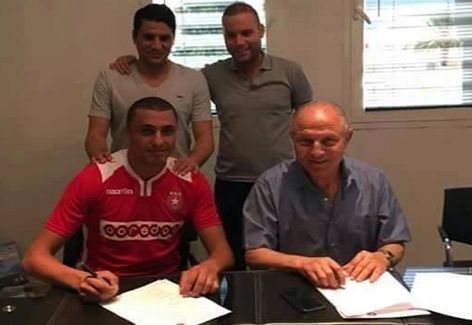 احمد العكايشي عند امضاء العقد  