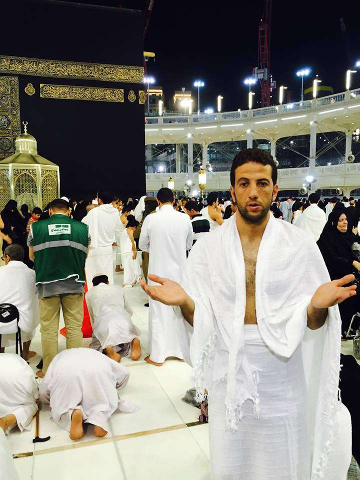 الباعور خلال تأديته مناسك العمرة