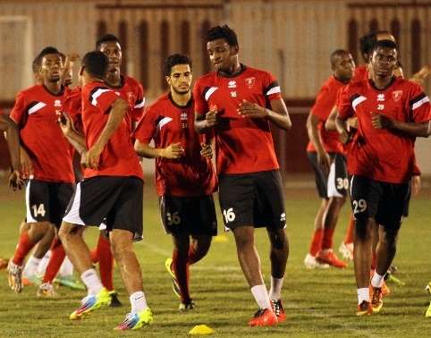 جانب من تدريبات فريق الوحدة