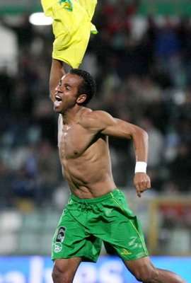 دانيل لاعب فريق نافال سعيد بتسجيل هدف في بورتو