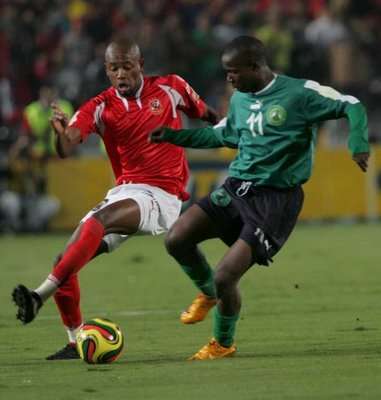 صراع بين الانغولي جيلبرتو لاعب الاهلي واسماعيلو بابا لاعب القطن