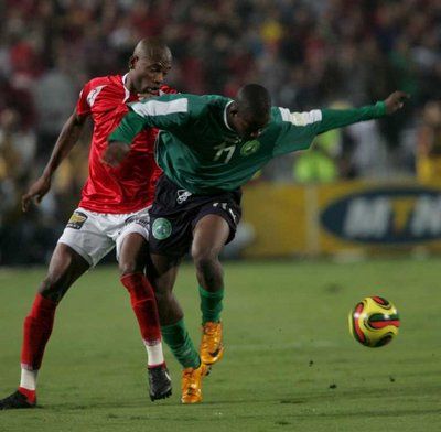 اسماعيلو بابا يحاول مراوغة جيلبيرتو لاعب الاهلي