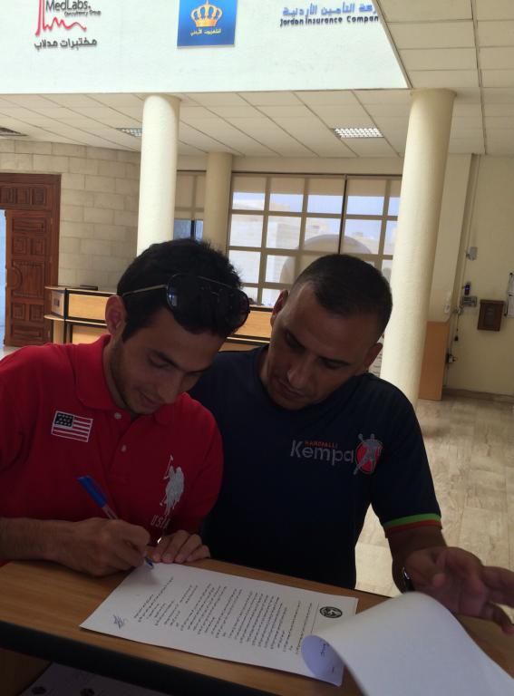 ملحم يوقع على كشوفات فريق السلط