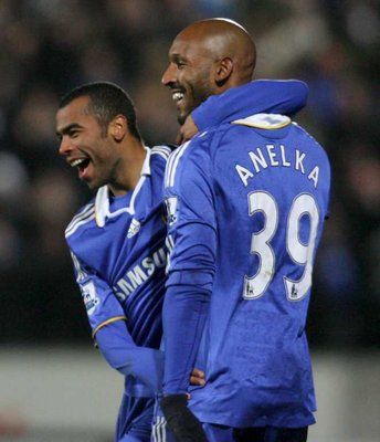 اشلي كول يحتفل مع زميله في فريق تشيلسي انيلكا بعد تسجيل الثاني هدفا في مرمى هال سيتي