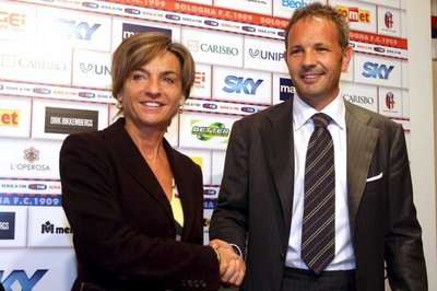 ميهايلوفيتش يصافح رئيسة بولونيا فرانشيسكا ميناريني