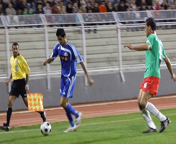عبدالله ذيب شباب الاردن  يحاول اجتياز الضميري الوحدات