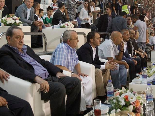 الأمير علي خلال متابعته للقاء الفيصلي والوحدات