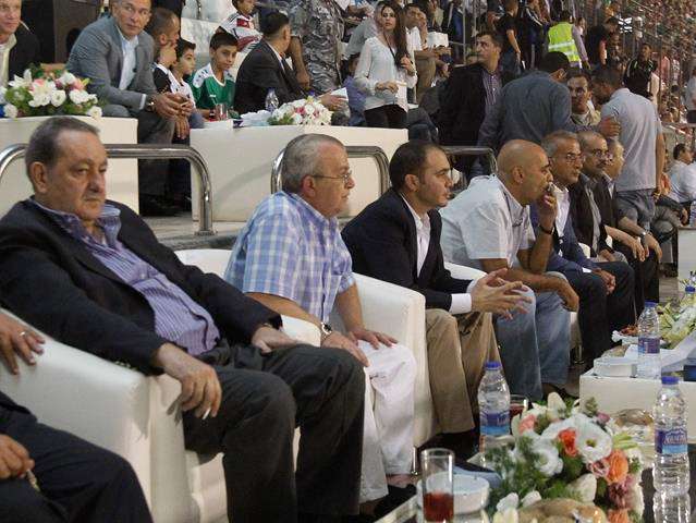 الأمير علي خلال متابعته للقاء الفيصلي والوحدات