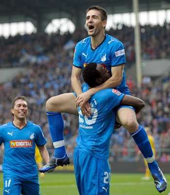 إبيسيفيتش (في الأعلى) يحتفل بأحد أهدافه