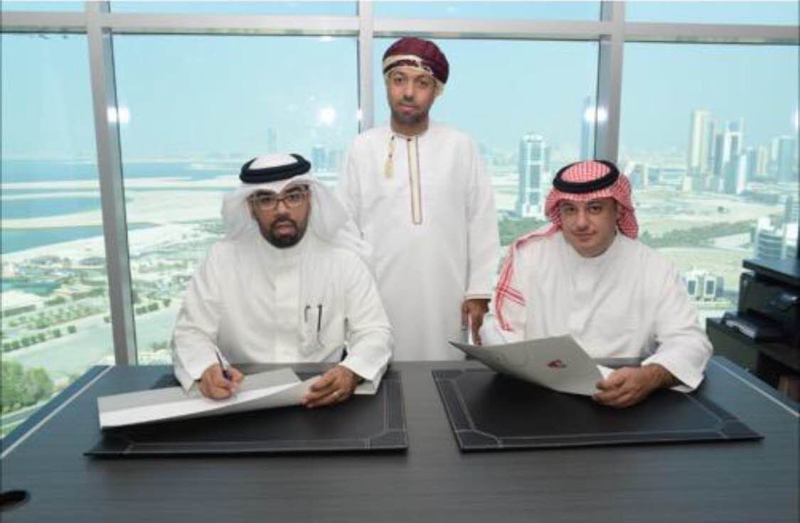 آل الشيخ وقاسم اثناء التوقيع بحضورالحبسي.
