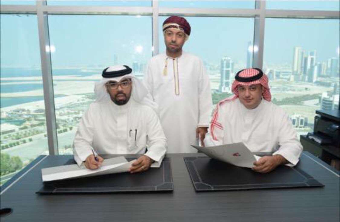آل الشيخ وقاسم اثناء التوقيع بحضورالحبسي.