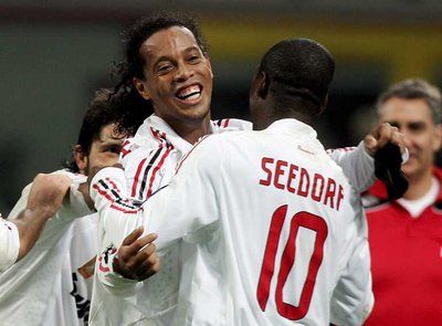 فرحة رونالدينيو بهدف الفوز مع زملائه