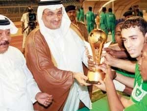 ناشئو الأهلي يتسلمون كأس البطولة من راعي المباراة