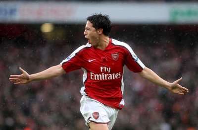 سمير نصري سعيد بتسجيل الهدف الاول