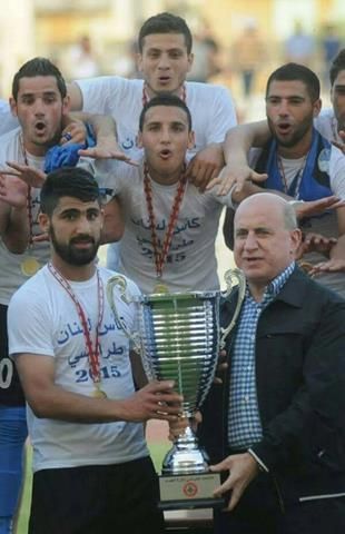 طالب يتسلم كأس لبنان من رئيس الاتحاد اللبناني الموسم الماضي