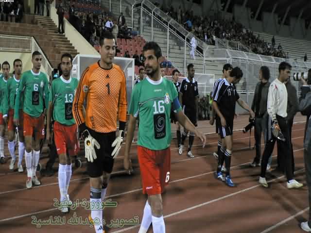 لحظة دخول اللاعبين أرضية الملعب 