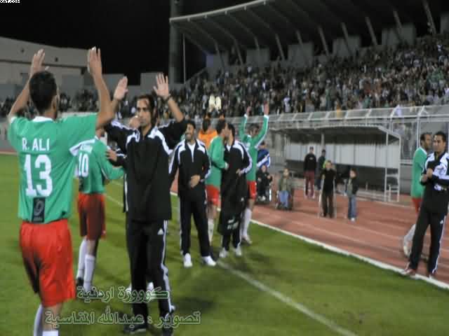 فرحة الجهاز الفني والإداري مع اللاعبين بالفوز الثمين عقب نهاية المباراة