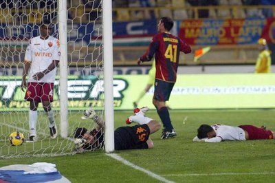 سيسينهو واقع أرضا بعد تسجيله هدفا عكسيا في مرماه