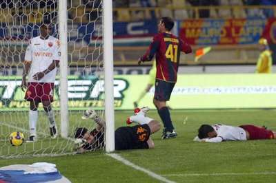 سيسينهو واقع أرضا بعد تسجيله هدفا عكسيا في مرماه