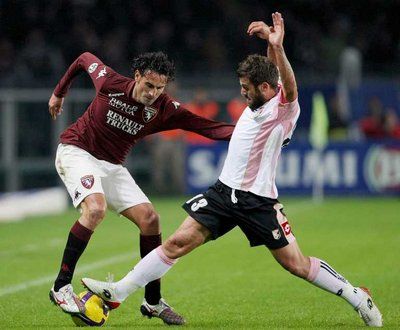 أموروزو لاعب تورينو (على اليسار) في صراع على الكرة مع نيسرينو لاعب باليرمو