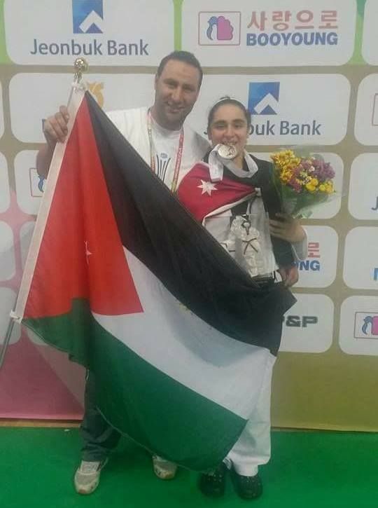 السدة ووالدها يرفعان علم الأردن عقب التتويج 