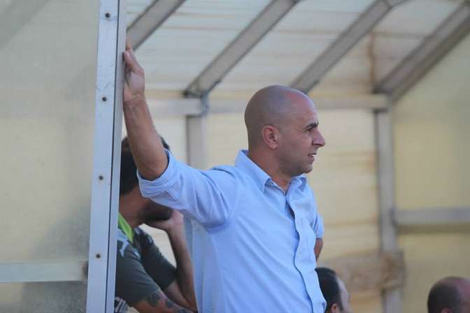 المدير الفني مالك حسون متابعاً التدريبات