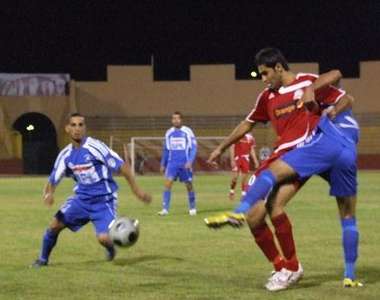 ذيب يحاول تخطي ابو عالية ورقابة دفاعية صارمة