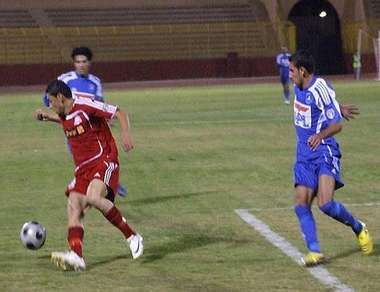 الصيفي يحاول اختراق دفاعات شباب الحسين