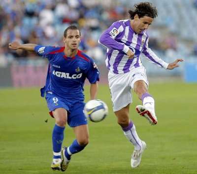 روبيرتو سولدادو (الى اليسار) في مباراة سابقة