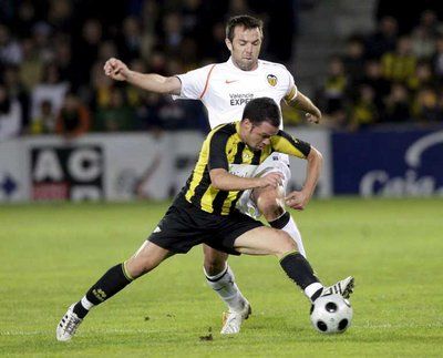 مدافع فالنسيا الدولي الاسباني كارلوس مارشينا (الى الخلف) في مباراة سابقة