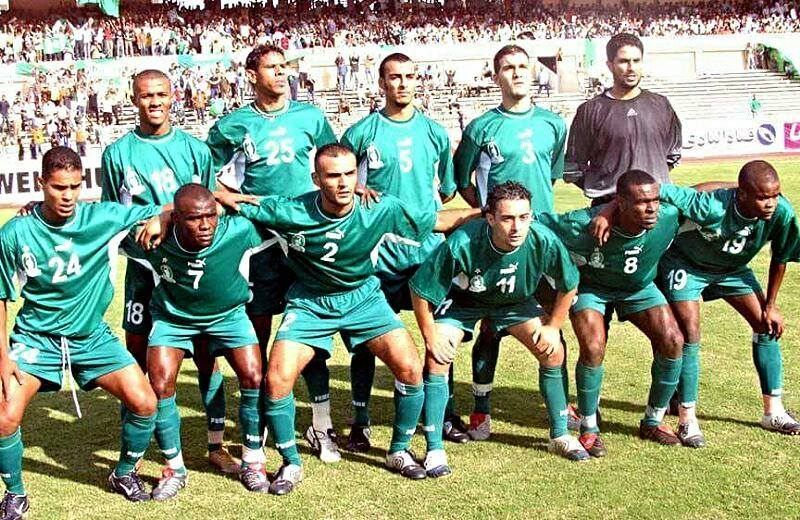 أحمد أوليفيرا الرابع وقوفاً من اليمين في تشكيلة اهلي طرابلس