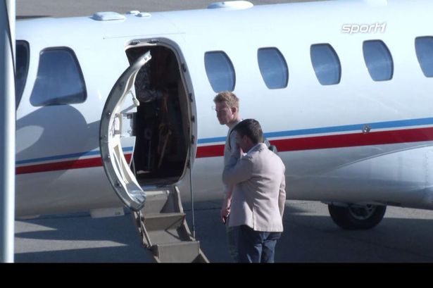 PAY--Kevin-De-Bruyn-on-his-way-to-Manchester-from-Germany%20(1)