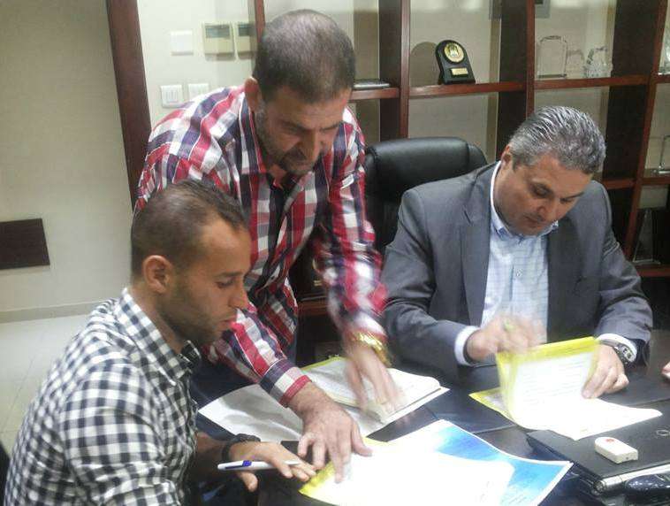 الزوي يوقع بحضور رئيس النادي وائل شقيرات 