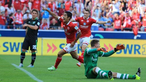 موتو عند تسجيله أولى أهدافه بالدوري الألماني أمس