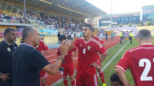 ذيابات يوجه اللاعبين بين شوطي المباراة