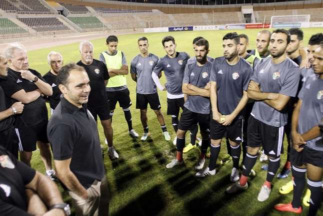 الأمير علي وسط نجوم منتخب الأردن