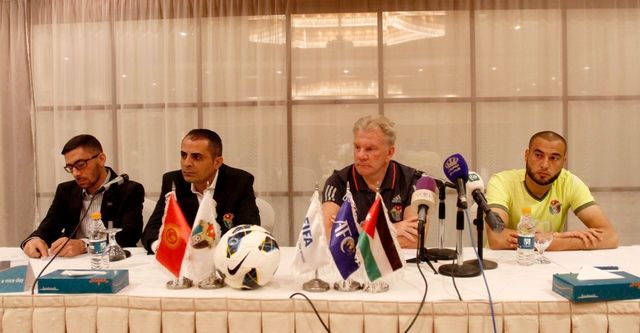 بول بوت يتحدث في المؤتمر الصحفي