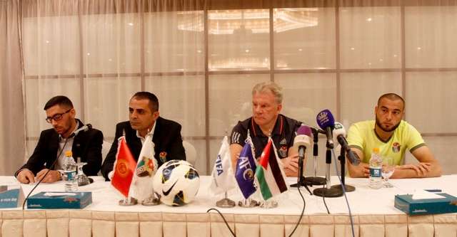 بول بوت يتحدث في المؤتمر الصحفي