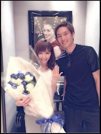 هاراغوتشي مع زوجته الإعلامية روريكو كايا