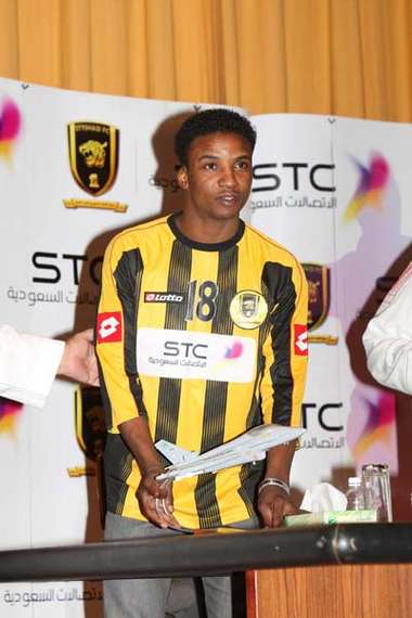 محمد نور وصور تذكارية مع العقد الجديد (تصوير:المركز الإعلامي بنادي الاتحاد)