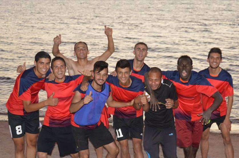 لاعبو شباب الأردن في لقطة على شاطىء مدينة العقبة