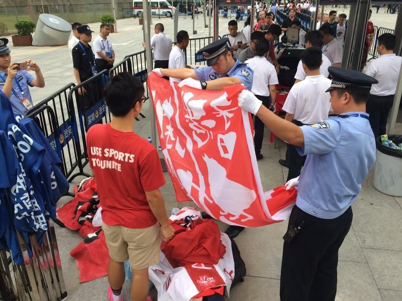 الأمن الصيني يصادر إحدى شعارات منتخب هونغ كونغ قبل المباراة