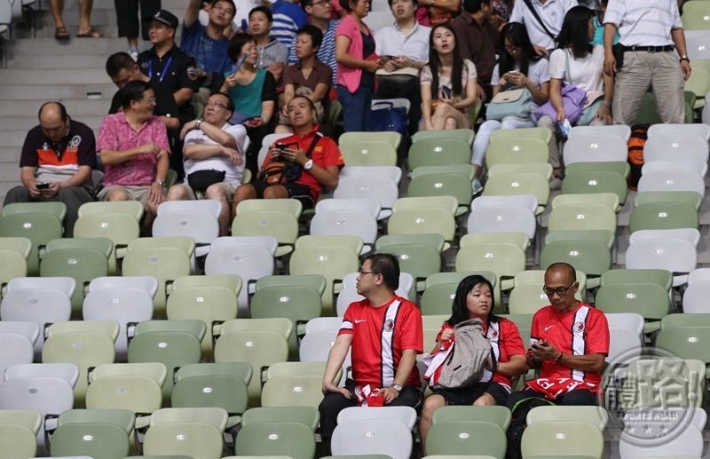 بعض المقاعد الخالية في المدرجات المخصصة لجماهير هونغ كونغ