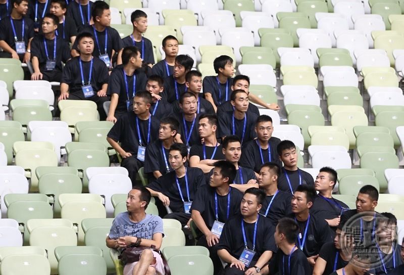 الأمن الصيني بملابس مدنية في المدرجات المخصصة لجماهير هونغ كونغ